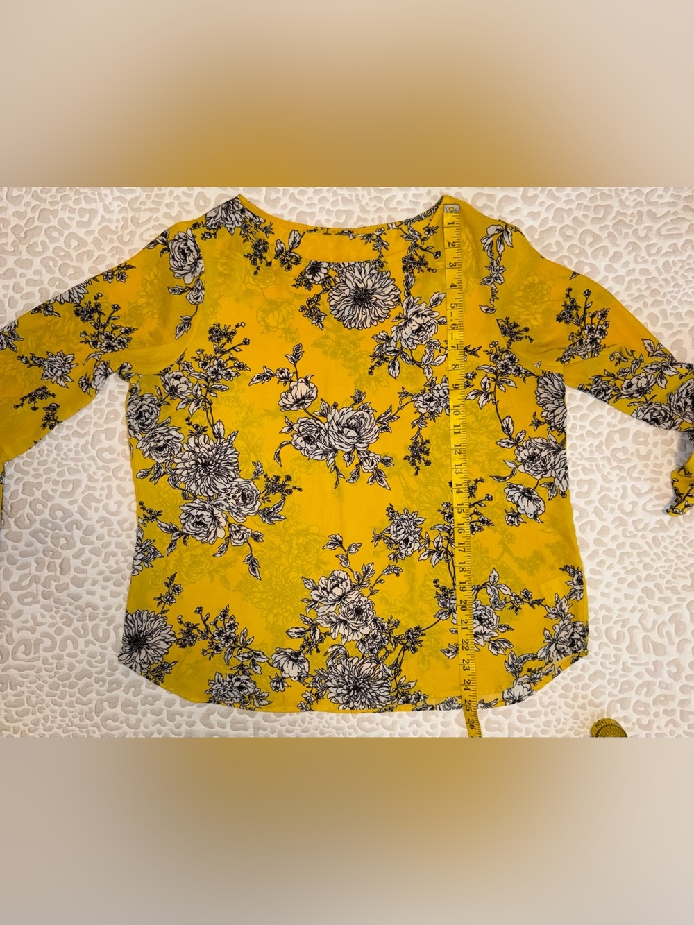 Yellow Floral Blouse with Black & White Bouquet Print. Size L - Picture 4 of 5
